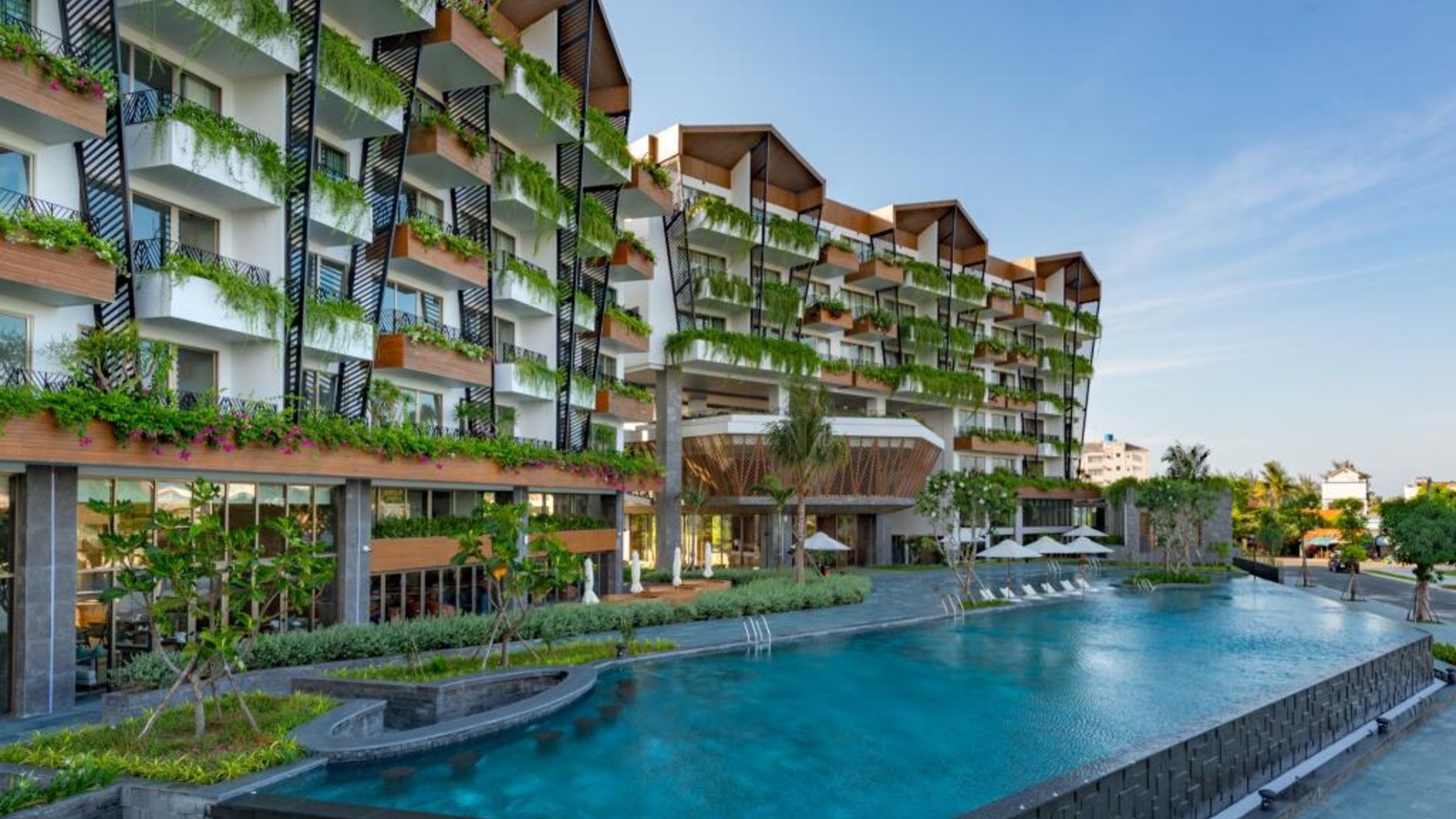 5 Star Vietnam Luxury just $590pp for 7 Nights + Daily Breakfast & Lunch or Dinner + Cocktails + Spa Treatment & More