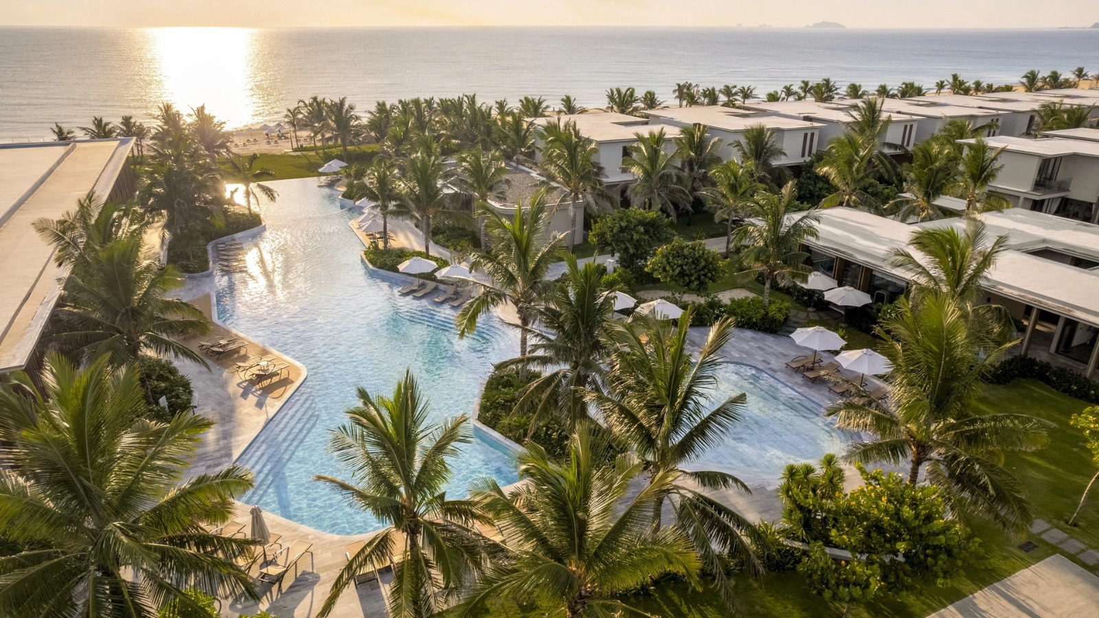56% Off 5 Star Vietnam Beachfront Paradise just $575pp for 5 Nights + Daily Breakfast & Lunch or Dinner + Daily 2 Hours Free-Flow Cocktails + Massage & More